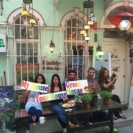 Taksim House אכסניה *